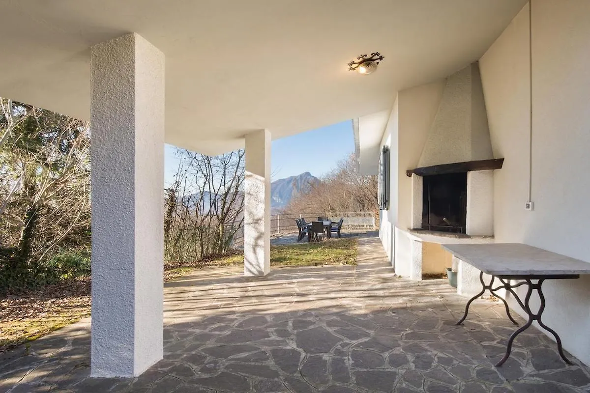 Villa Elisabetta-Tranquilla Con Vista Lago San Zeno di Montagna Italy