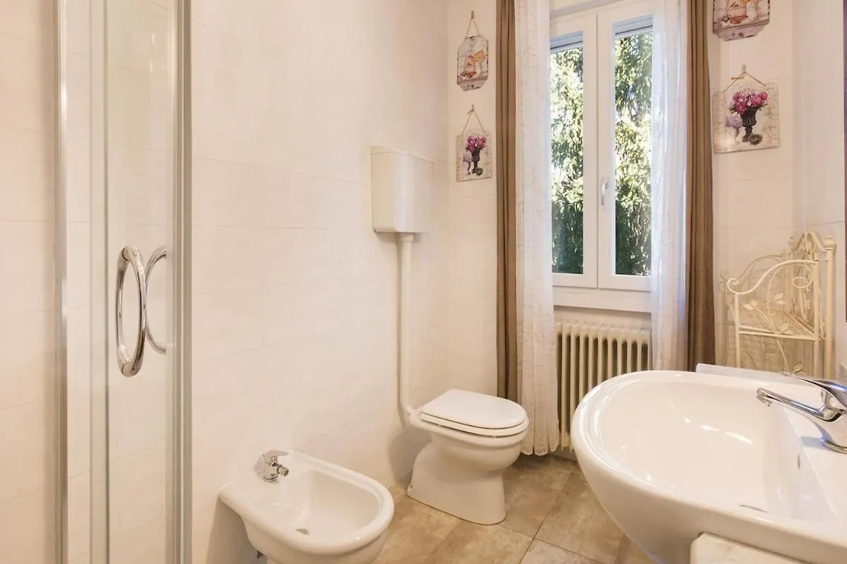 Villa Elisabetta-Tranquilla Con Vista Lago San Zeno di Montagna Italy
