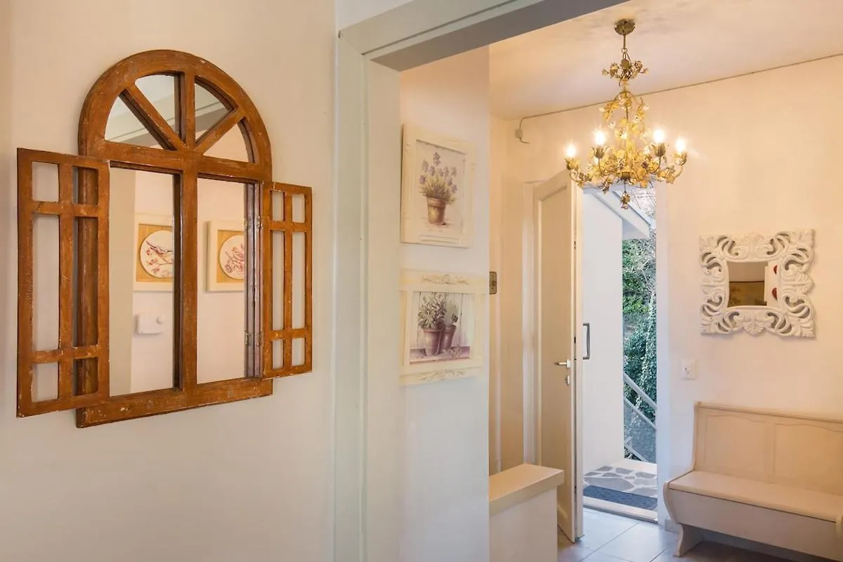 Villa Elisabetta-Tranquilla Con Vista Lago San Zeno di Montagna Italy