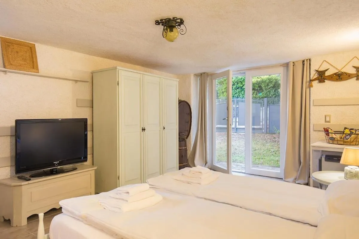 Villa Elisabetta-Tranquilla Con Vista Lago San Zeno di Montagna Italy